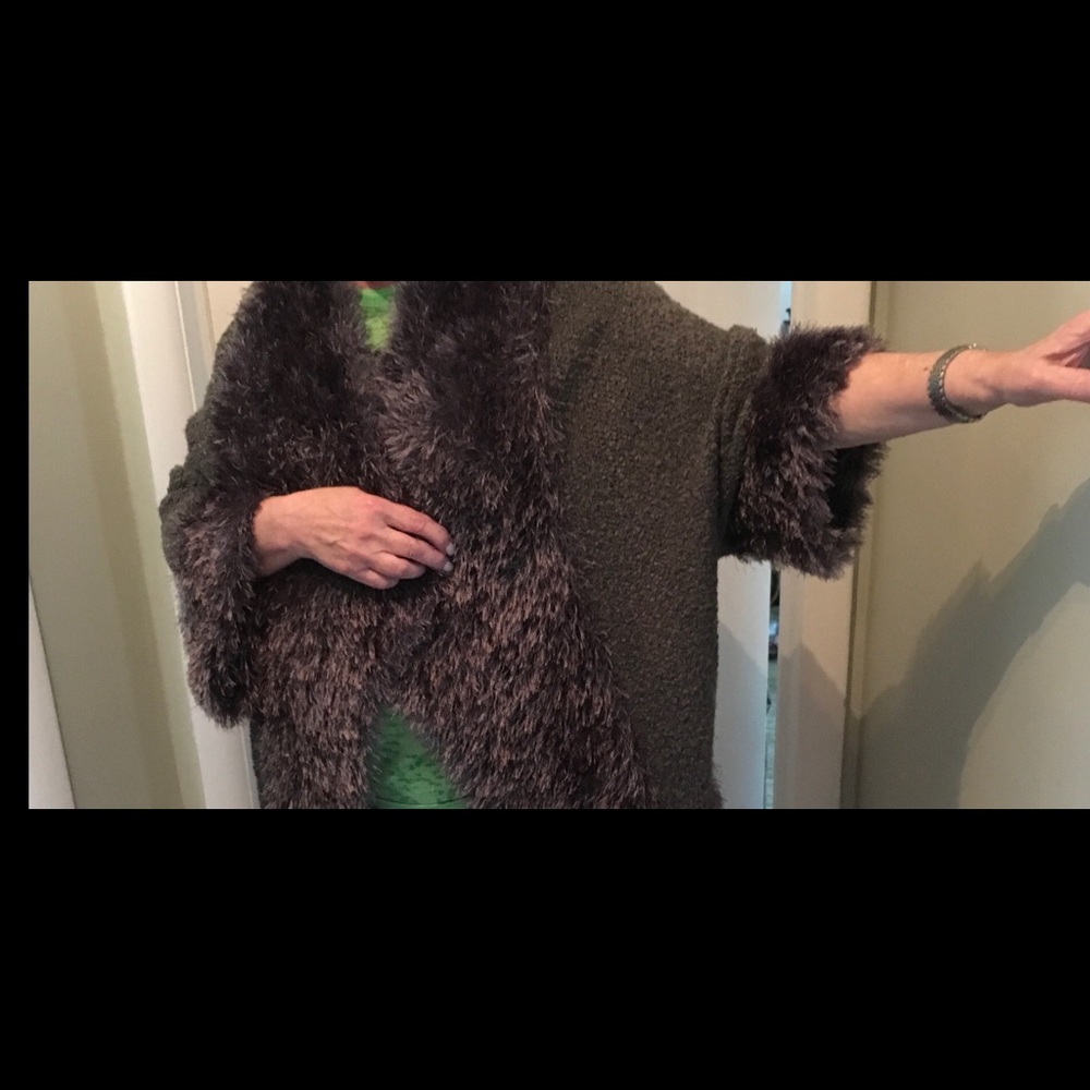 Fun, Furry Cape - Picture 4 of 6